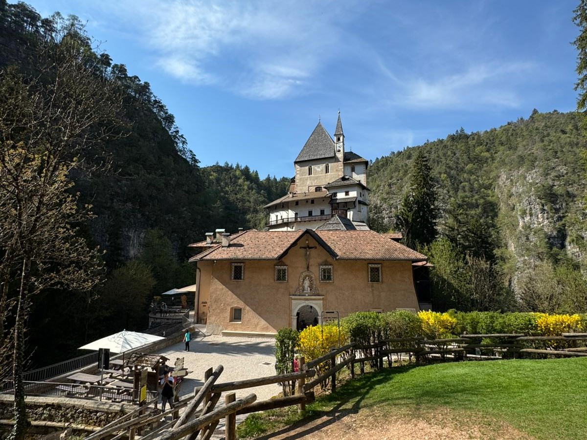 Santuario di San Romedio: l’eremo sospeso nella roccia